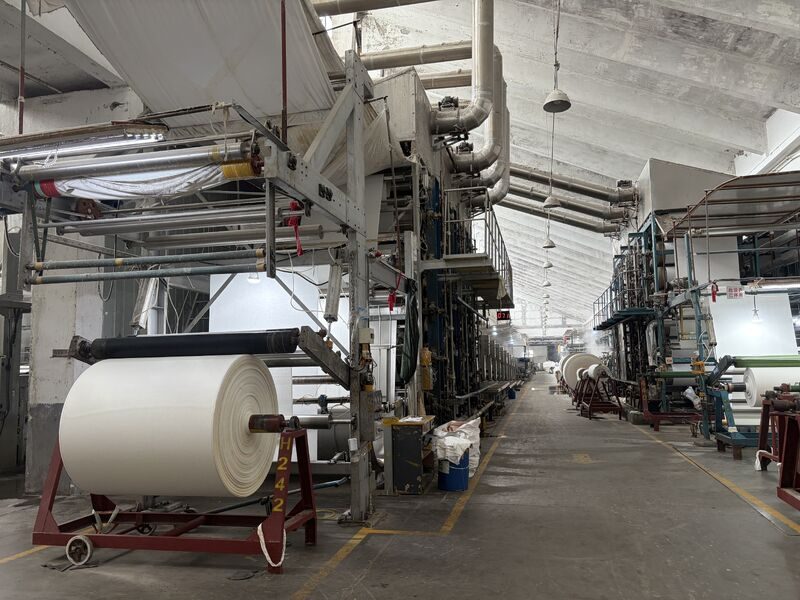 Continuous open-width pre-treatment and dyeing range with a large fabric batch roll